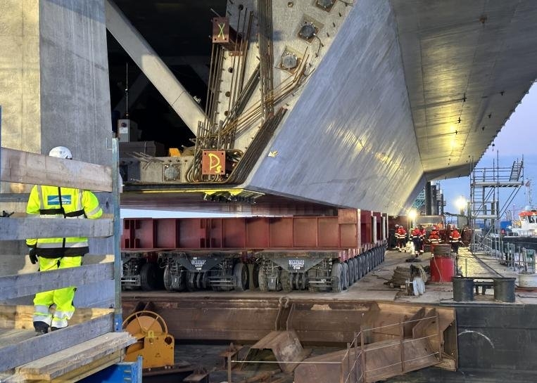 Installation works beneath the Dronning Margrethe II Bridge deck during construction.